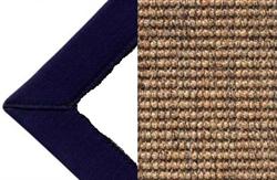 Sisal grå 014 tæppe med kantbånd i dark blue farve